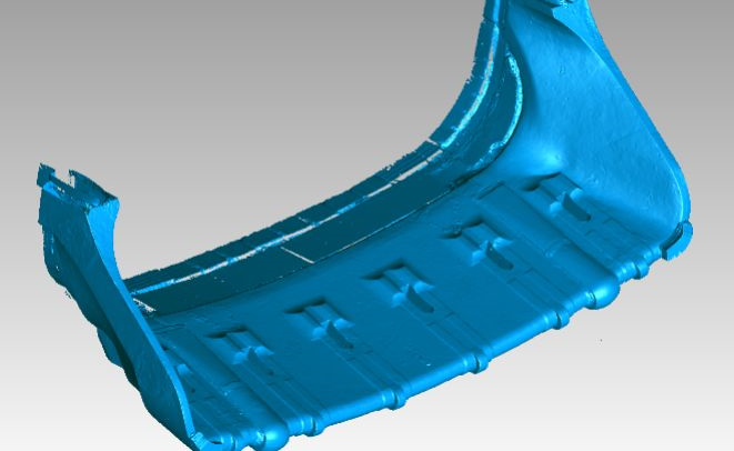 為對老舊礦山挖斗進(jìn)行更新優(yōu)化，先掃描長約3米的挖斗及其配件挖齒，耗時(shí)1小時(shí)即完成
