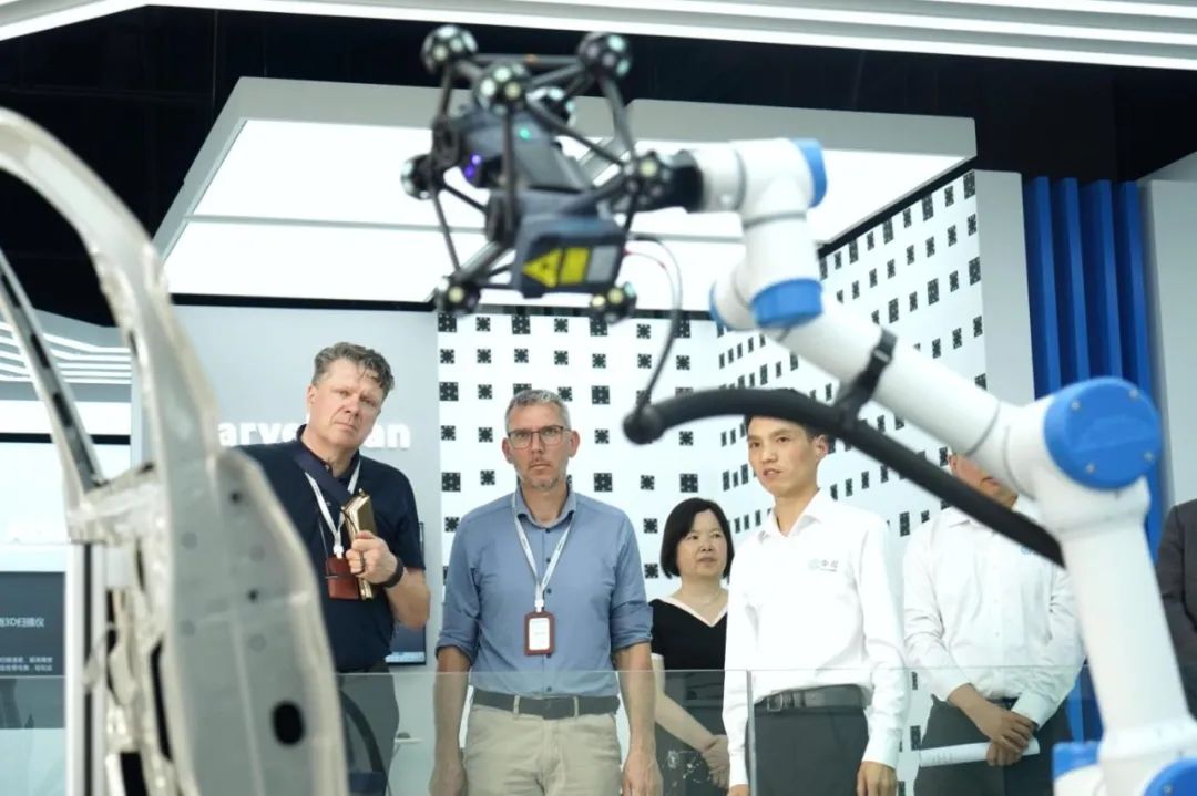 ?？怂箍等蜻\(yùn)營/制造GEO副總裁LAMPRECHT Roland、研發(fā)RC副總裁WALSER Bernd等組成的代表團(tuán)蒞臨中觀