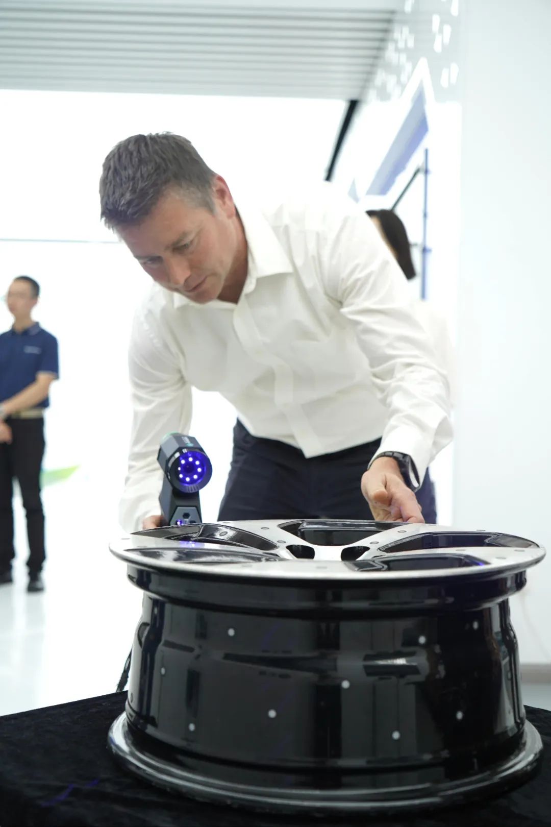 海克斯康便攜式計(jì)量設(shè)備總經(jīng)理BITZI Pirmin、首席激光追蹤研發(fā)總監(jiān)MAKSIMOVIC Veroljub等率代表團(tuán)再次到訪中觀