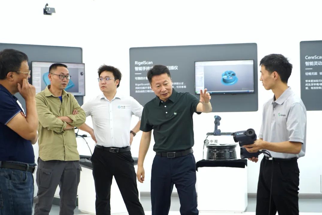 王浩副總裁向參觀團闡釋了?？怂箍导瘓F在測量領域的全球化戰(zhàn)略布局