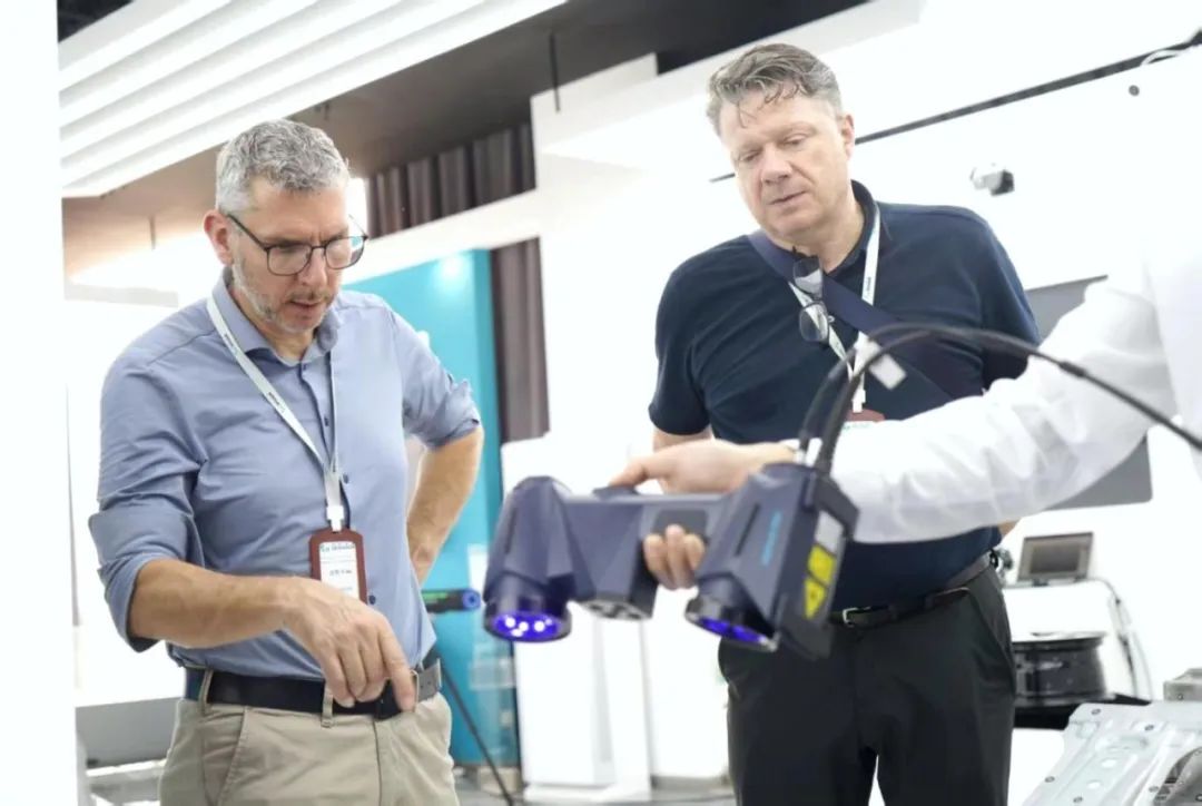 ?？怂箍等蜻\(yùn)營/制造GEO副總裁LAMPRECHT Roland、研發(fā)RC副總裁WALSER Bernd等組成的代表團(tuán)蒞臨中觀