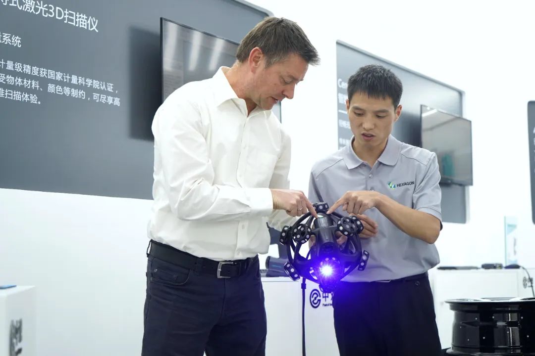 海克斯康全球戰(zhàn)略層高度肯定了中觀的技術(shù)貢獻(xiàn)：“從實(shí)驗(yàn)室創(chuàng)新到工業(yè)現(xiàn)場落地，中觀充分證明了本土技術(shù)團(tuán)隊(duì)具備定義全球標(biāo)準(zhǔn)的能力?！? width=