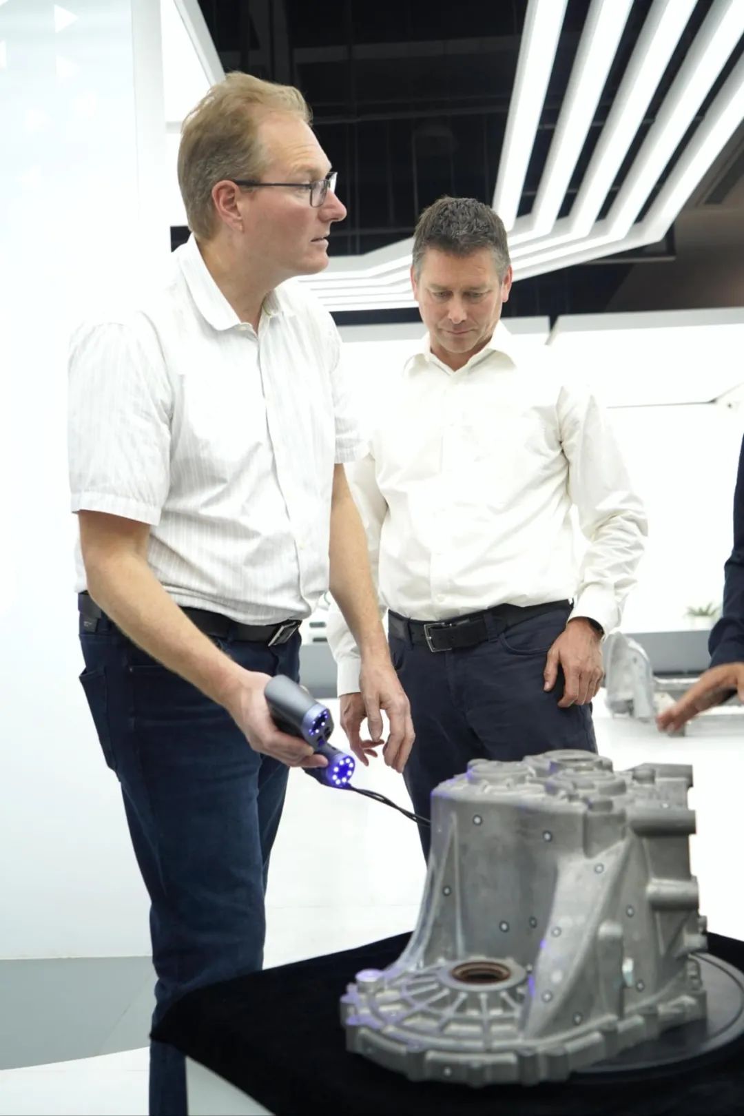 海克斯康便攜式計(jì)量設(shè)備總經(jīng)理BITZI Pirmin、首席激光追蹤研發(fā)總監(jiān)MAKSIMOVIC Veroljub等率代表團(tuán)再次到訪中觀